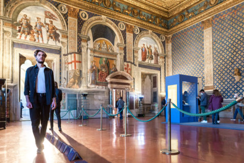 Uomo che cammina nella sala dei Gigli Palazzo Vecchio Firenze
