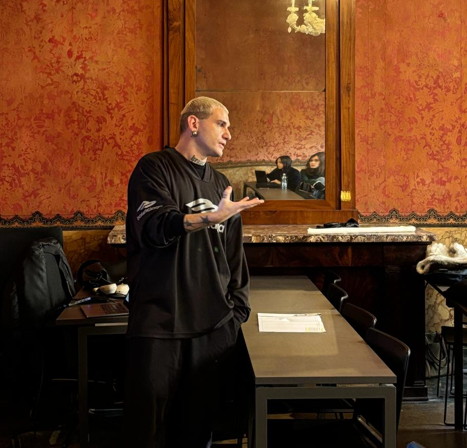 Lo stylist “Azazel” sale in cattedra per un seminario sull’immagine di moda