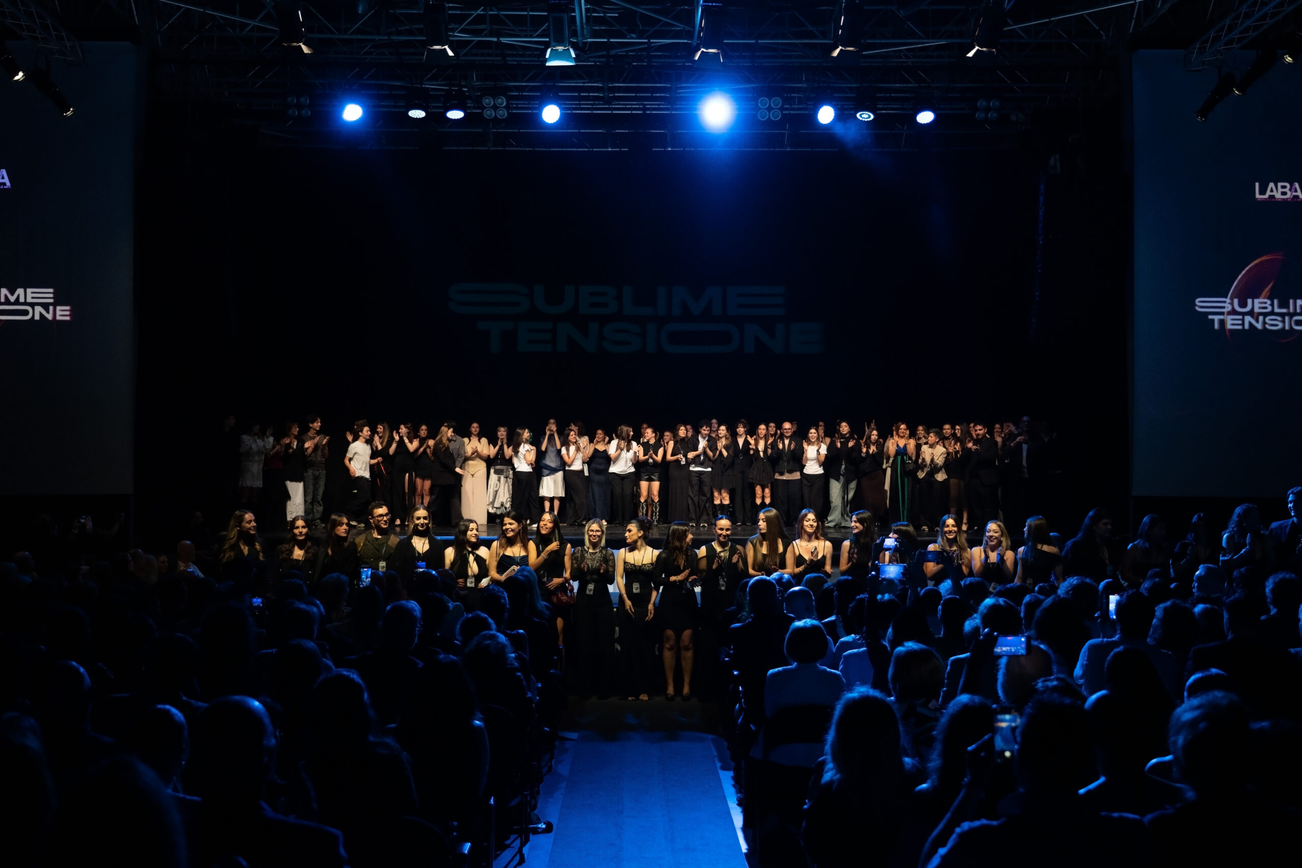 “Sublime tensione”, al Teatro Cartiere Carrara il il racconto della nuova generazione della moda contemporanea